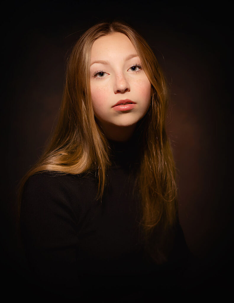 Canon EOS R6 Fine art portret of a red headed woman with freckles by dutch natural light photographer Willie Kers