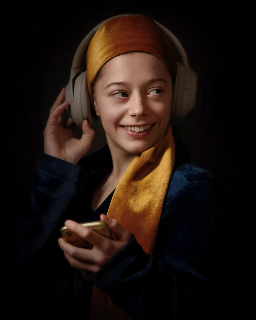 Canon R5 profoto fine art portet van het meisje met de parel en koptelefoon door natuurlijk licht fotograaf Willie Kers uit Apeldoorn