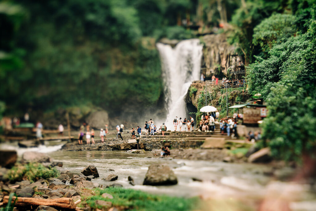 Canon image of a waterfall Tegenungan at bali with lensbaby edge 50 by natural light photographer Willie Kers copy