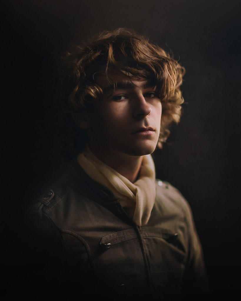 Fine art portret in de stijl van Rembrandt schilderij Titus door natuurlijk licht fotograaf Willie Kers uit Apeldoorn