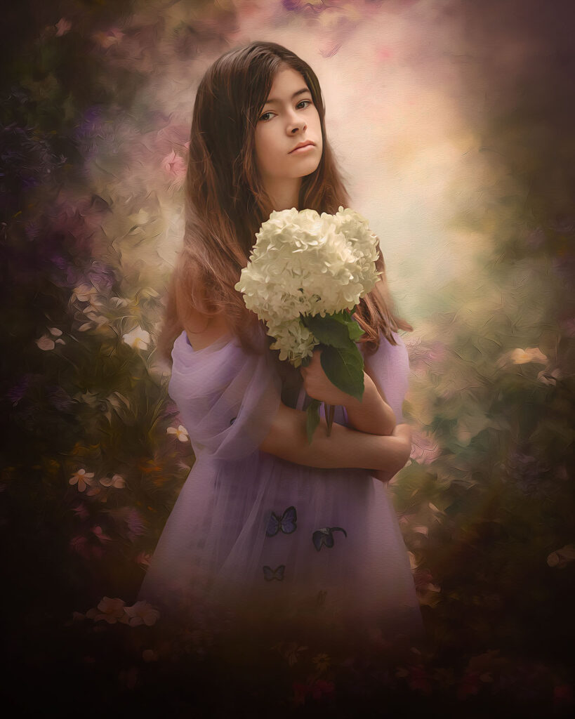 Fine art schilderachtig portret van een jongen vrouw in een paarse jurk tussen de bloemen als een schilderij door fotograaf Willie Kers uit Apeldoorn