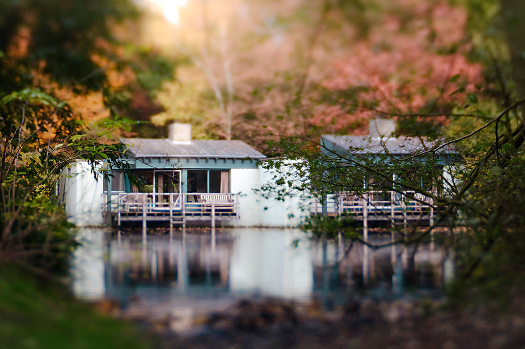 Lensbaby Edge 50 foto van een huis aan het water in Centerparcs De eemhof in zeewolde door fotograaf Willie Kers uit Apeldoorn