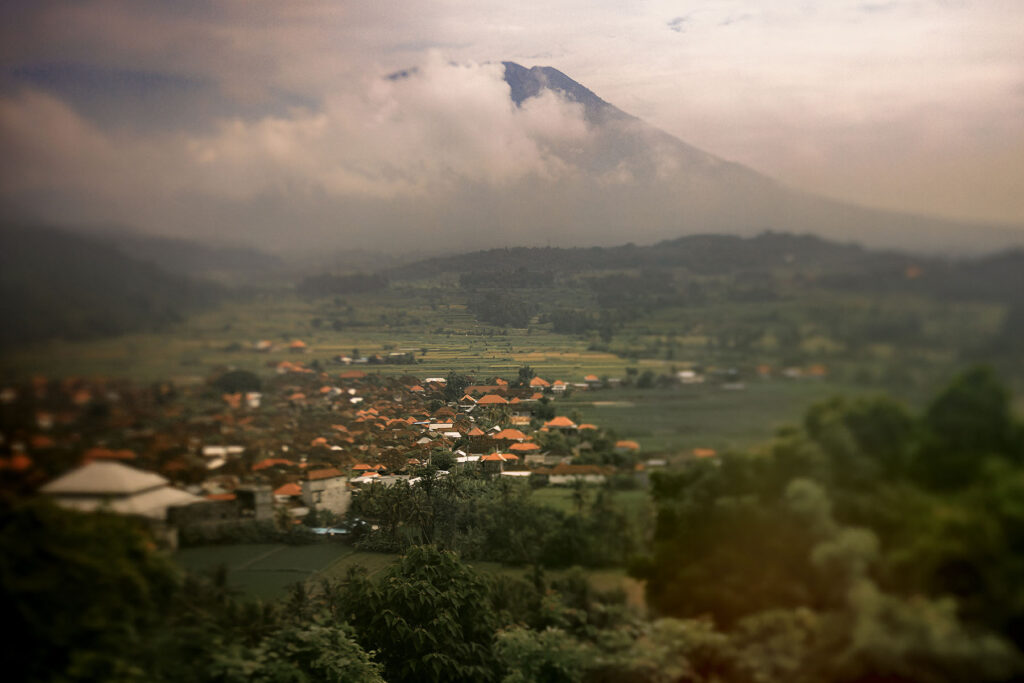Lensbaby image of mount Agung at bali indonesia by dutch natural light photographer Willie Kers copy