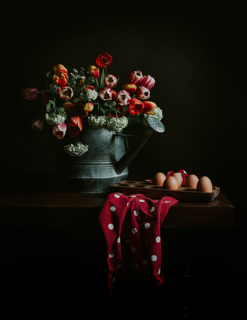 Stilleven van een gieter met tulpen en eieren voor Pasen door Willie kers fotografie