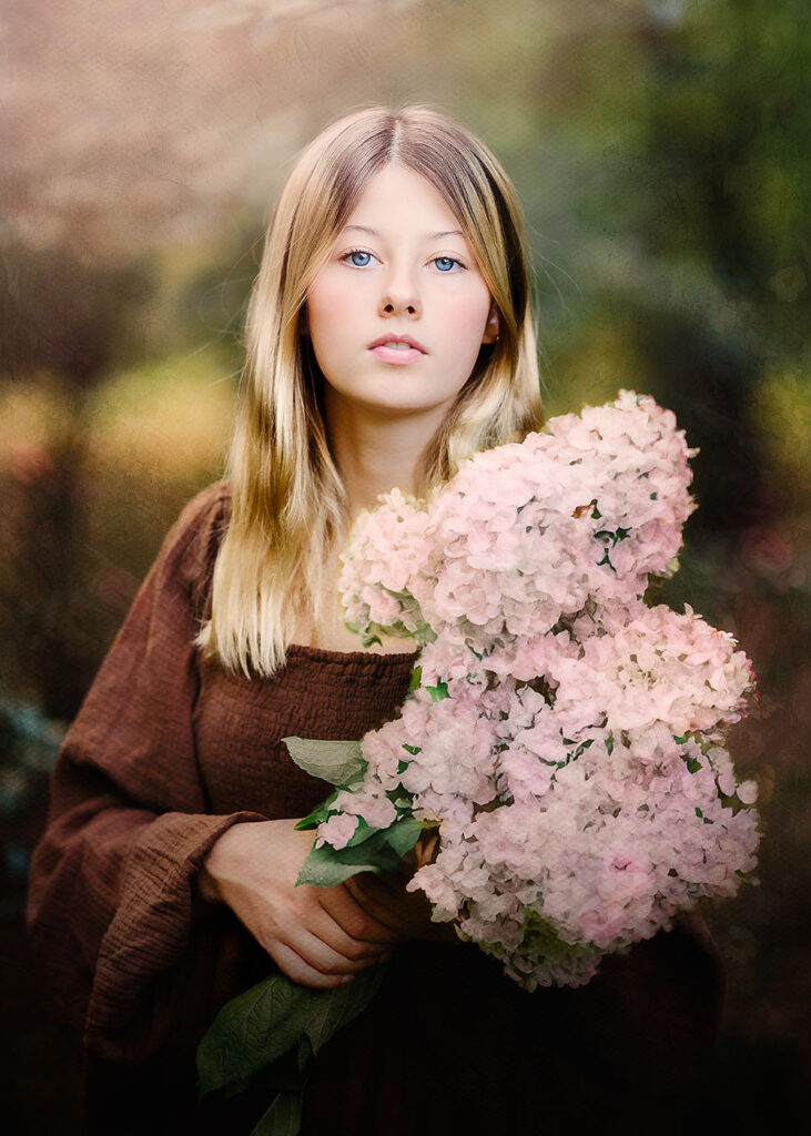 fine art mona lisa portrait of a young woman with pink flowers by dutch natural light photographer Willie Kers from Apeldoorn