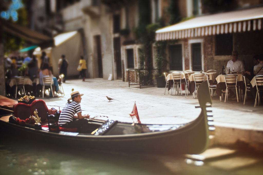 image of a gondelier in Venice italy by Willie Kers