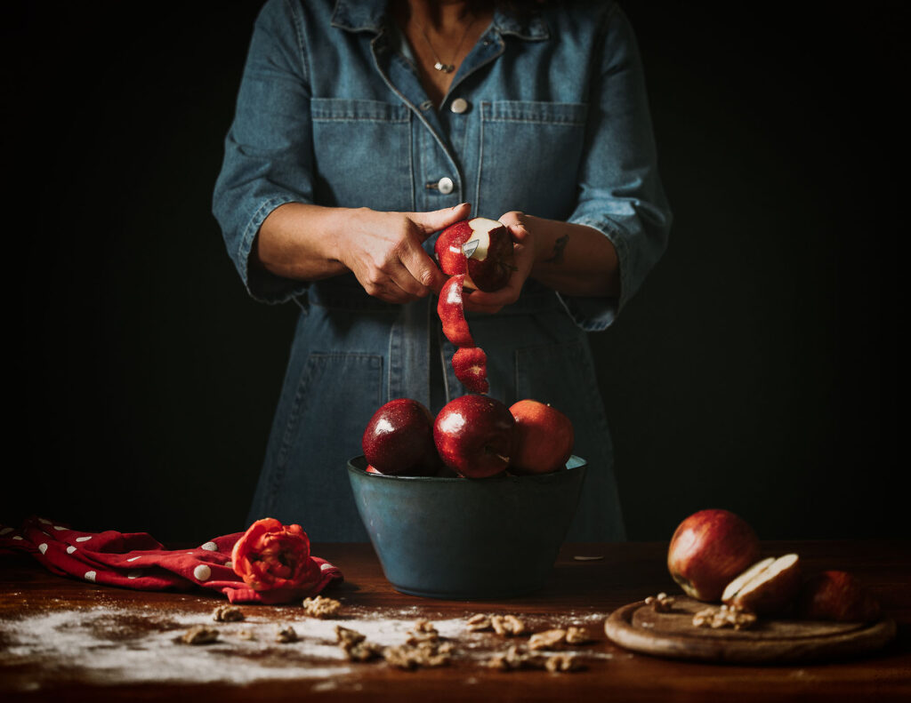 zelfportret van een vrouw die appels schilt door fotograaf Willie Kers uit Apeldoorn