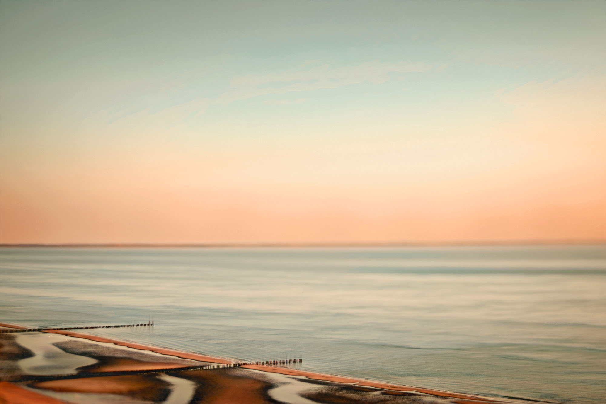 1fine art landschapsfoto van de zee in zoutelande net na zonsondergang met blauw en rood gemaakt met een lensbaby lens door natuurlijk licht fotograaf willie kers uit apeldoorn copy 2