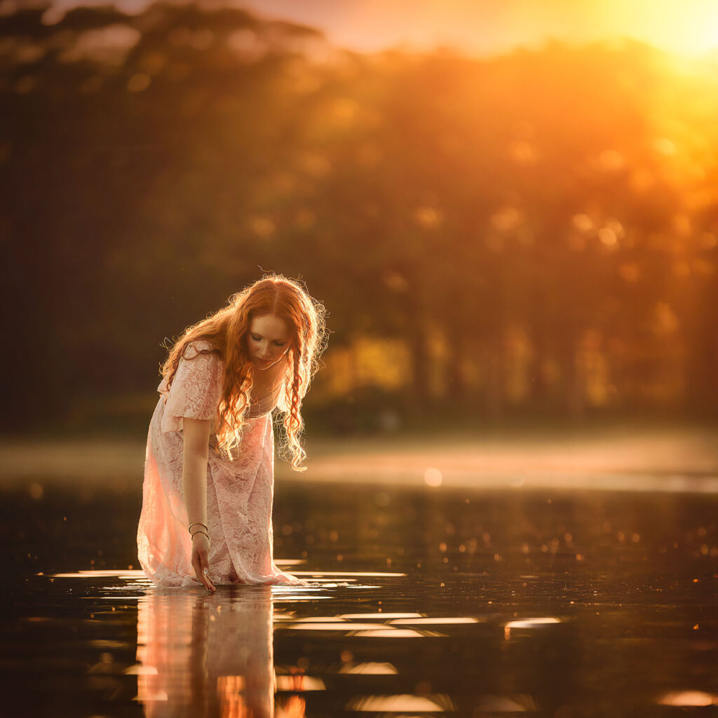 fine art portret van een roodharige vrouw in de zee tijdens zonsondergang door fotograaf Willie Kers uit Apeldoorn