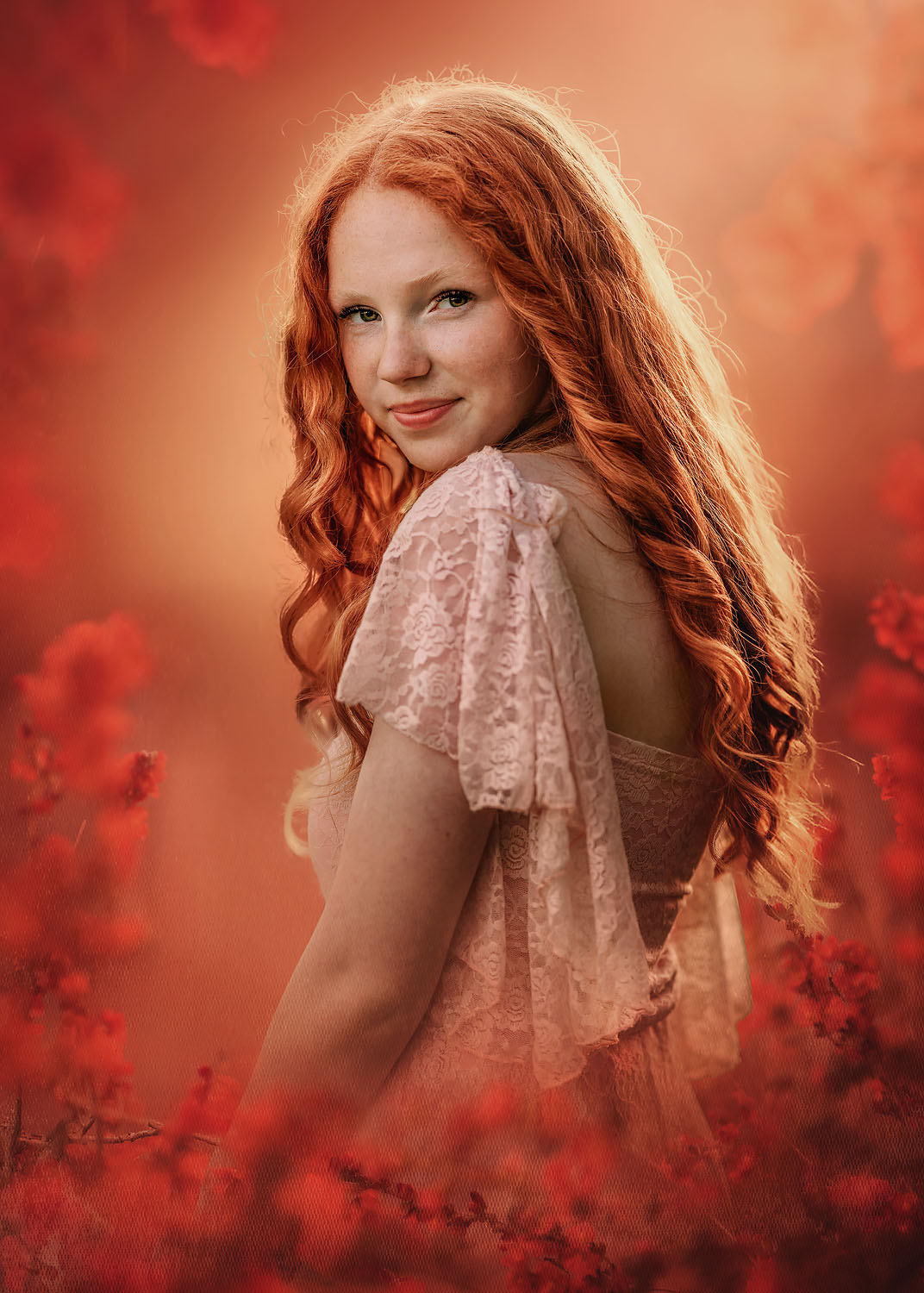roodharige vrouw met lange krullen in en schilderij met rode bloemen terwijl ze lacht als mona lisa door natuurlijk licht fotograaf Willie Kers uit Apeldoorn